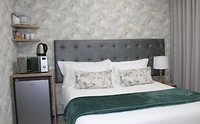 Cronin Luxury Accommodation Room 1